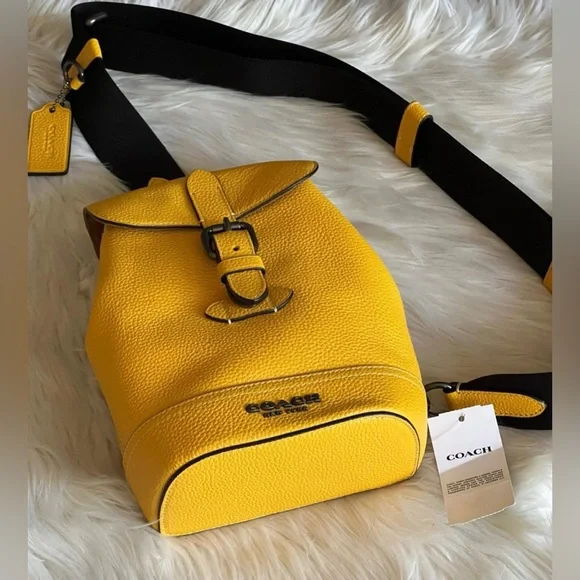 CB929 - Coach Hudson Small Pack - Picture 5 of 13